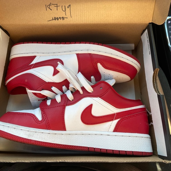 Air Jordan 1 Gym Red Low - 5Y - Picture 1 of 3